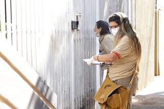 Agentes de saúde aguardam para vistoriar quintal no Amambaí (Foto: Kísie Ainoã/Arquivo)