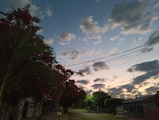 Dia amanhece com céu nublado e friozinho em Campo Grande (Foto: Kisie Aionã) 