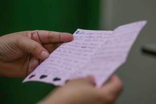 Em papel rosa, decorada, carta escrita por jovem que estava em Unei tem declaração à mãe e promessa de mudança de vida. (Foto: Marcos Maluf)