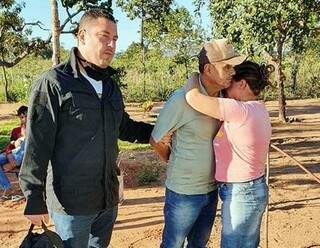 Mulher abraça Wilson Acosta no dia em que ele foi preso, no MT (Foto: ABC Color)