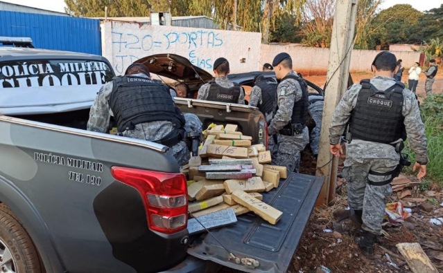 Para fugir, traficante atropela mulher e acaba preso em carro lotado de maconha