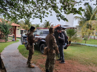 Policiais durante cumprimento de mandados na Operação  Colubra (Foto: divulgação/Da Hora Bataguassu) 
