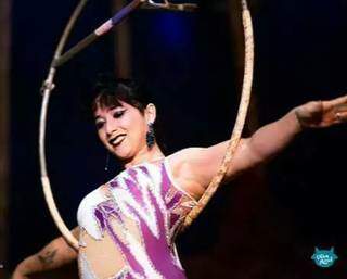 Elenita realizando um número aéreo durante um show no circo, antes da pandemia. (Foto: Vaca Azul)