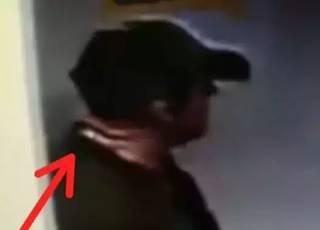 Protuberância no pescoço mostra que bandido estava usando máscara de látex. (Foto: Reprodução de vídeo)