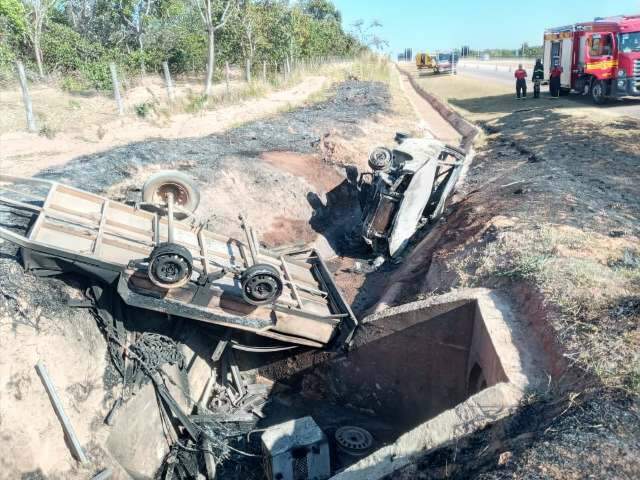 Condutor morre carbonizado depois de carro sair da pista e capotar 