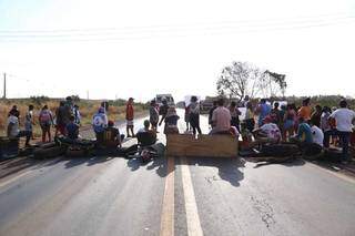 Com galhos e entulhos, os moradores bloquearam a rodovia (Foto: Kísie Ainoã)