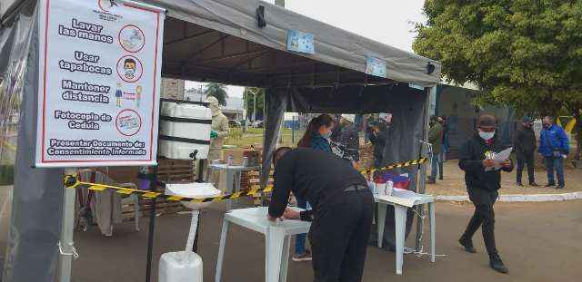 Professores aproveitam delivery para entregar tarefa a alunos na fronteira
