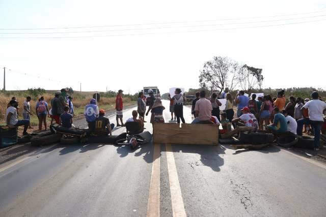 Suspens&atilde;o de contratos revolta e moradores bloqueiam rodovia
