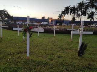 Cruzes colocadas em frente à prefeitura quando Dourados tinha 17 mortes por coronavírus; hoje número saltou para 55 (Foto: Adilson Domingos)