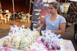 Elenita Cristina Cruz Fernandes separando as pipocas doces e maças do amor para vender. (Foto: Kísie Ainoã)