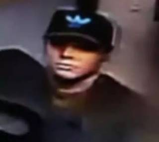 Câmera filmou rosto de bandido, mas a falta de expressão denunciou uso de máscara de látex. (Foto: Reprodução de vídeo)