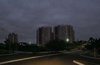 Dia amanheceu com céu nublado na capital sul-mato-grossense (Foto: Kisie Aionã)