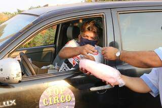 Hugo Perez vendendo algodão-doce dentro do carro. (Foto: Kísie Ainoã)