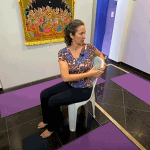 Sentada na cadeira, aprenda a fazer exercícios para evitar dor na lombar 