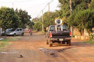 O veículo passando por uma rua do bairro Itamaracá, com alto falante que anuncia às vendas. (Foto: Kísie Ainoã)