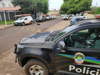 Carro da Energisa em frente à 1ª Delegacia de Polícia Civil de Dourados, nesta quinta-feira (Foto: Adilson Domingos)