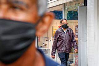 Pedestres caminhando de máscara no Centro da Capital. (Foto: Henrique Kawaminami)