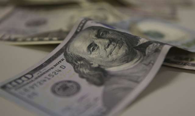 D&oacute;lar fecha em leve queda com dados fracos sobre economia nos EUA