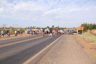 Mais de 200 família tomaram conta da rodovia (Foto: Kísie Ainoã)