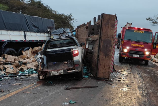Acidente envolvendo caminh&atilde;o carregado com ovos deixa 3 feridos e fecha rodovia 