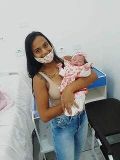 Ingred Soares segurando a filha Clarice, ainda na maternidade. (Foto: Arquivo pessoal)
