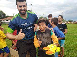 Bruno Nóbrega entrega chuteira a crianças de comunidade carente (Foto: Arquivo pessoal)