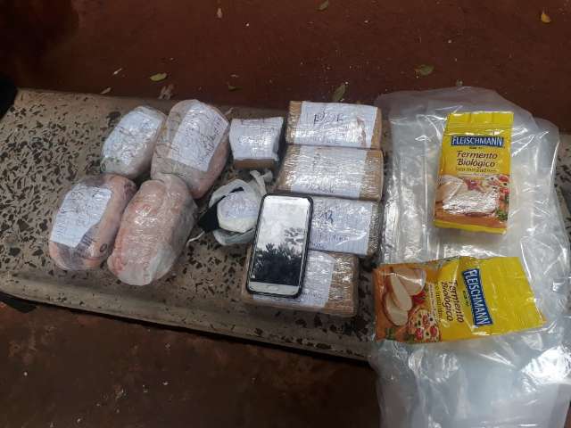 Homem &eacute; preso tentando arremessar maconha e coca&iacute;na para dentro da M&aacute;xima