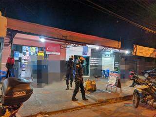 Guardas municipais durante fiscalização noturna em Dourados (Foto: Divulgação)