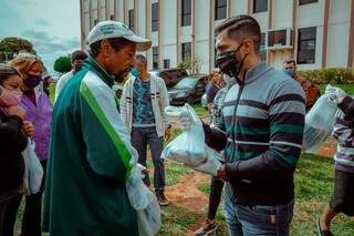 Fábio Rocha, idealizador do projeto, fazendo entrega dos alimentos. (Foto: Esquadrão da Juventude)) 