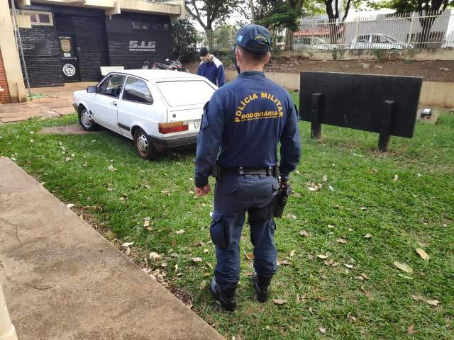 Dupla foge da pol&iacute;cia e abandona Gol com maconha e skunk em rodovia