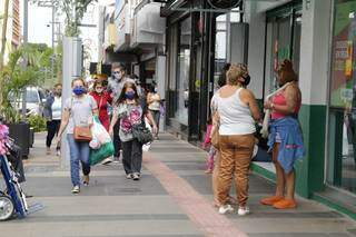 Mesmo com uso obrigatório de máscara, contaminação é risco para quem frequenta o comércio do centro da Capital (Foto: Kisie Ainoã)