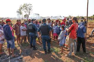 Polícia Militar conversando com os moradores na área invadida, próxima ao Aterro Sanitário (Foto: Paulo Francis) 