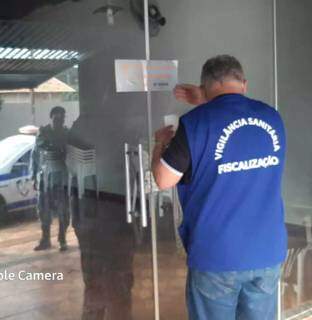 Fiscal da Vigilância Sanitária lacrando portas de igreja, na tarde de hoje(Foto: Direto das Ruas)