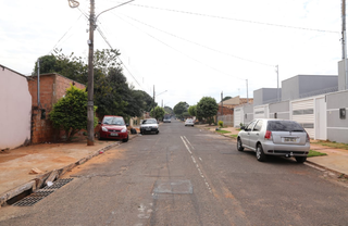 Rua Forquilha, na Vila Santo Eugênio, onde o crime aconteceu na manhã desta sexta-feira (Foto: Kisie Aionã) 