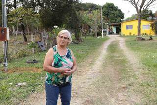 Dona Olímpia Pires de Carvalho, 70 anos, não sai de casa há três meses, mas já estava acostumada ao isolamento (Foto: Kísie Ainoã)