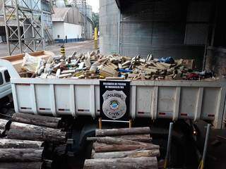 Caminhão carregado com 5 toneladas de drogas em Maracaju. (Foto: Polícia Civil) 