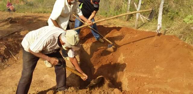 Sem prote&ccedil;&atilde;o, idosos Terena enterram os pr&oacute;prios mortos nas aldeias