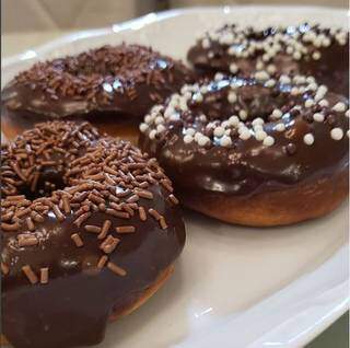 Os donuts prontos, cobertos com chocolate ao leite e finalizado com granulado e bolinhas de flocos. (Foto: Arquivo pessoal)