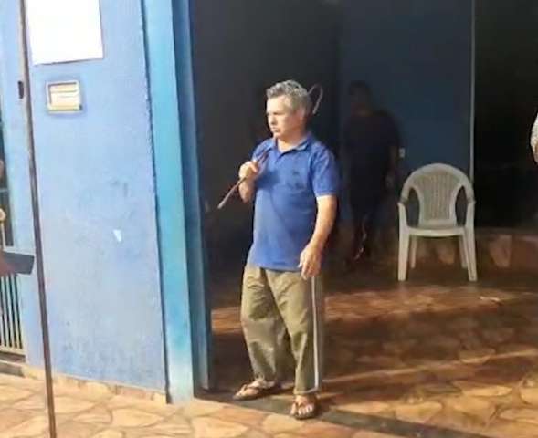 Com barra de ferro nas m&atilde;os, pastor tenta impedir, mas igreja acaba lacrada