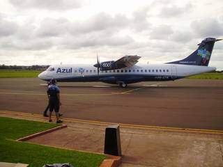 Avião da Azul no aeroporto de Dourados antes da suspensão dos voos em março (Foto: Divulgação)