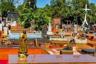 Cemitério Santo Antônio em Campo Grande, cidade que já somo 219 mortes. (Foto: Silas Lima)