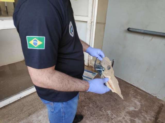 Baleado no bra&ccedil;o, jovem foge pela janela ap&oacute;s ter casa invadida por pistoleiros