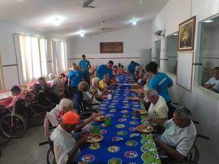 Idosos durante almoço no Asilo São João Bosco, em Campo Grande (Foto: Lucia Morel - Arquivo)