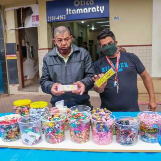 Personagem folcl&oacute;rico do Centro, Sabi&aacute; agora tem banca de doces