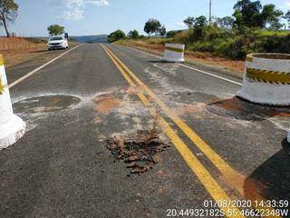 Manilhas de bloqueio sanitário foram movidas e danificaram rodovia (Foto: Divulgação/Prefeitura de Aquidauna)
