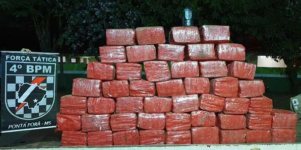 Preso do semiaberto &eacute; flagrado com 790 kg de maconha enterrados perto de casa