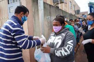 Ação de doação de alimento e material de higinena foram realizadas durante a pandemia (Foto: Esquedrão da Juventura)