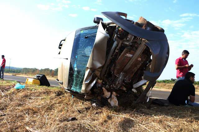 Motorista perde controle de dire&ccedil;&atilde;o de carro e bate em traseira de colheitadeira