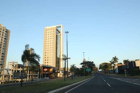 Previs&atilde;o &eacute; de s&aacute;bado com calor de at&eacute; 35&deg;C, c&eacute;u claro e baixa umidade 