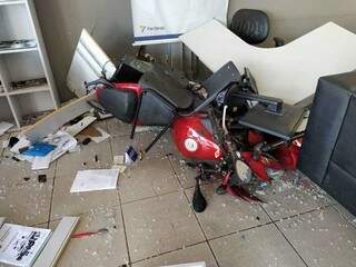Moto destruiu porta e móveis da loja, localizada na Avenida Marcelino Pires. (Foto: Dourados News)